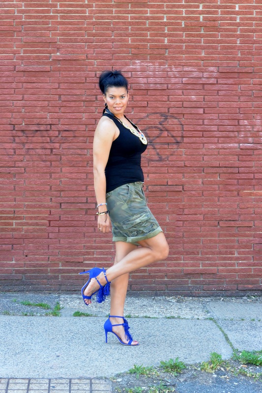 Alicia Gibbs: Chica Fashion: Camo Boyfriend Shorts + Fringe Sandals