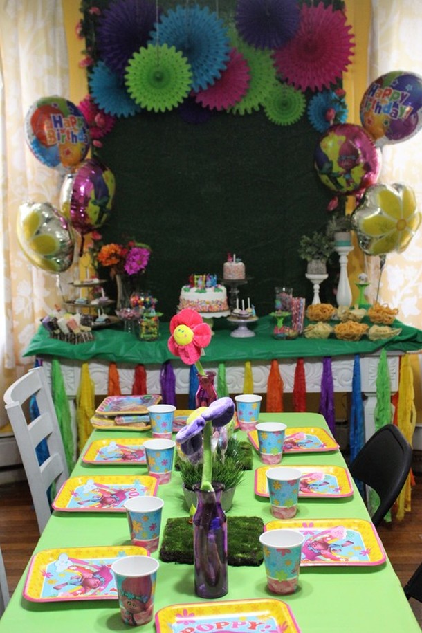 Naliya's 7th Birthday: Dreamworks Trolls Party - Place Setting #ChicaFashionBlog