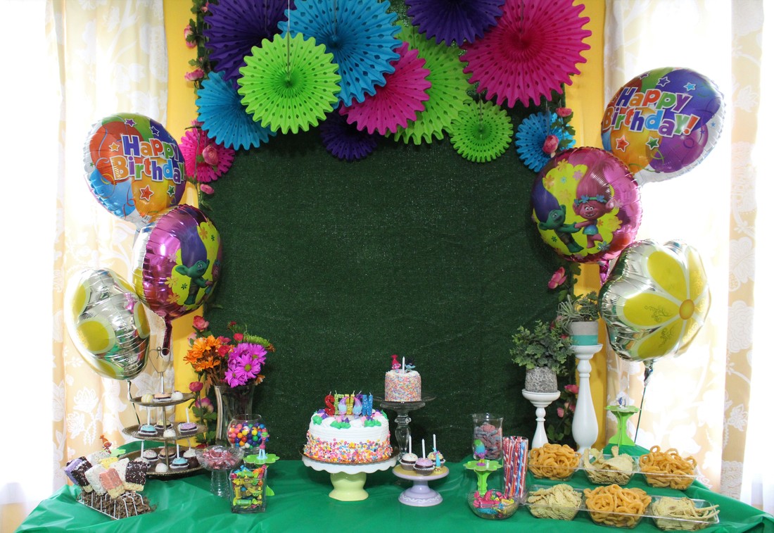Naliya's 7th Birthday: Dreamworks Trolls Party - Tablescape #ChicaFashionBlog