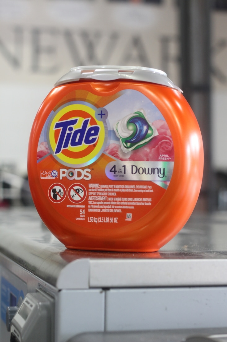 A Lazy Girl's Guide for getting In and Out of the Laundromat, Fast! #ad #TidePODSPlusDowny