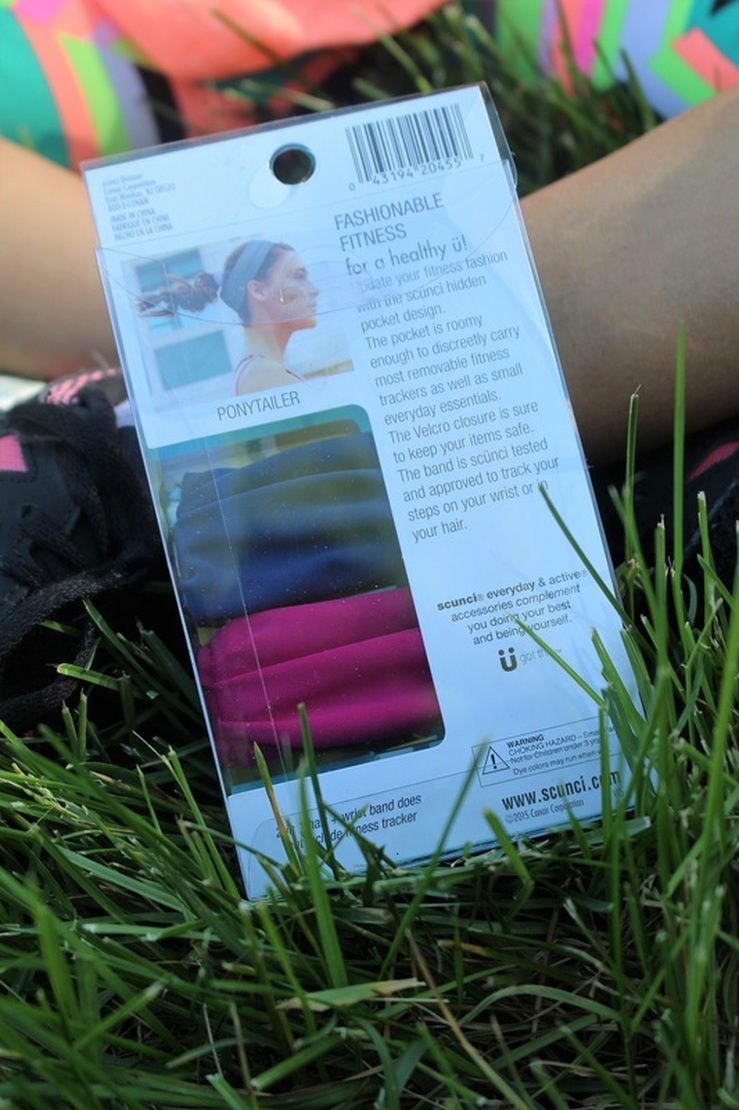 Review: Scünci Fashionably Fit 2-in-1 Hair + Wrist Band #chicafashionblog