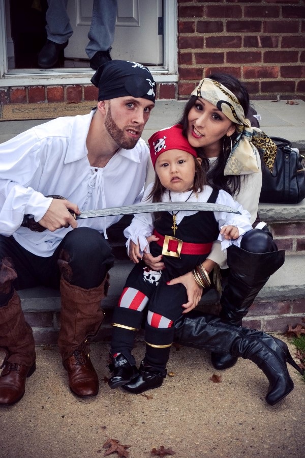 Alicia Gibbs: 12 DIY Family Themed Costumes - Pirates