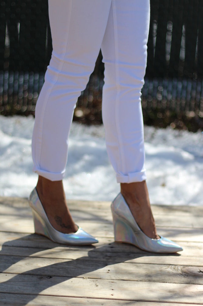 Alicia Gibbs: What to Wear with Holographic Shoes: White Jeans + Graphic Sweat Shirt #ChicaFashionBlog