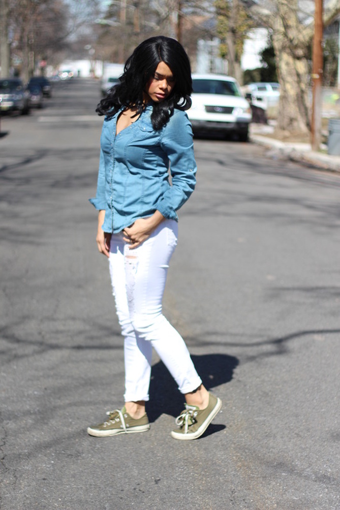 Alicia Gibbs: How to wear Distressed White Jeans with a Chambray Shirt #ChicaFashionBlog