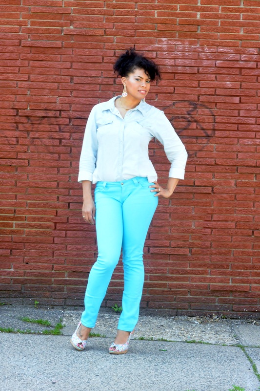 Alicia Gibbs: Chica Fashion: Lace Back Denim Shirt + Colored Skinny Jeans