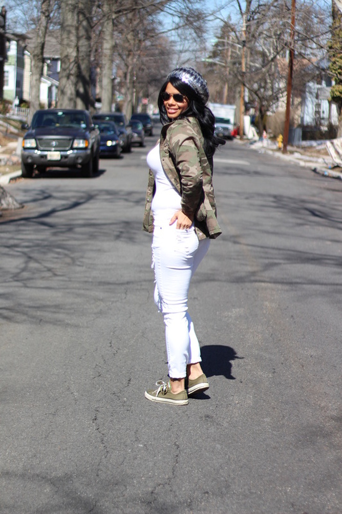 Alicia Gibbs: How to Wear Distressed White Jeans with a Camo Jacket #ChicaFashionBlog
