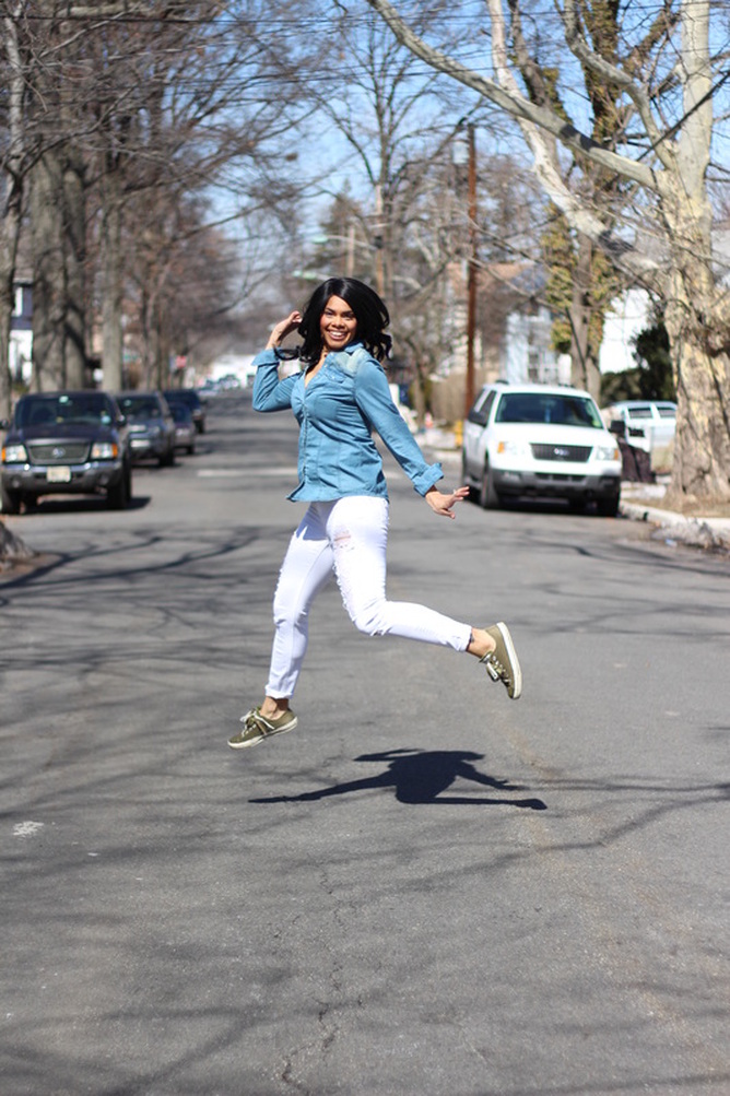 Alicia Gibbs: How to wear Distressed White Jeans with a Chambray Shirt #ChicaFashionBlog