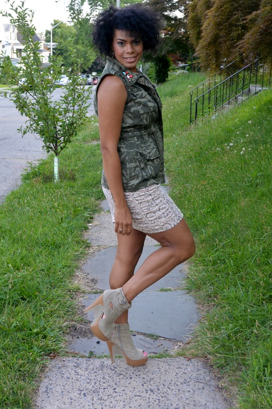 Chica Fashion: Camo Cargo Vest + Lace Skirt 