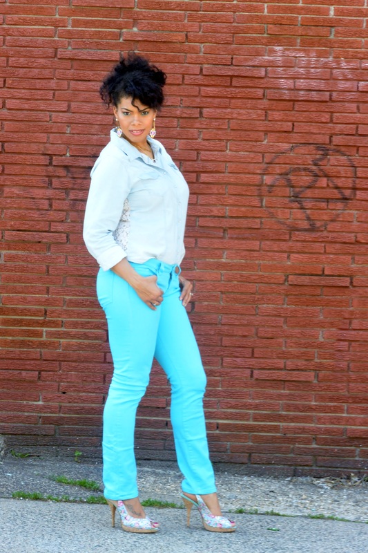 Alicia Gibbs: Chica Fashion: Lace Back Denim Shirt + Colored Skinny Jeans