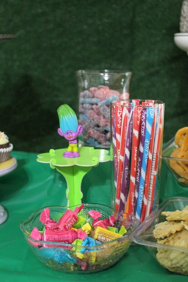 Naliya's 7th Birthday: Dreamworks Trolls Party - Candy Bar #chicafashionblog
