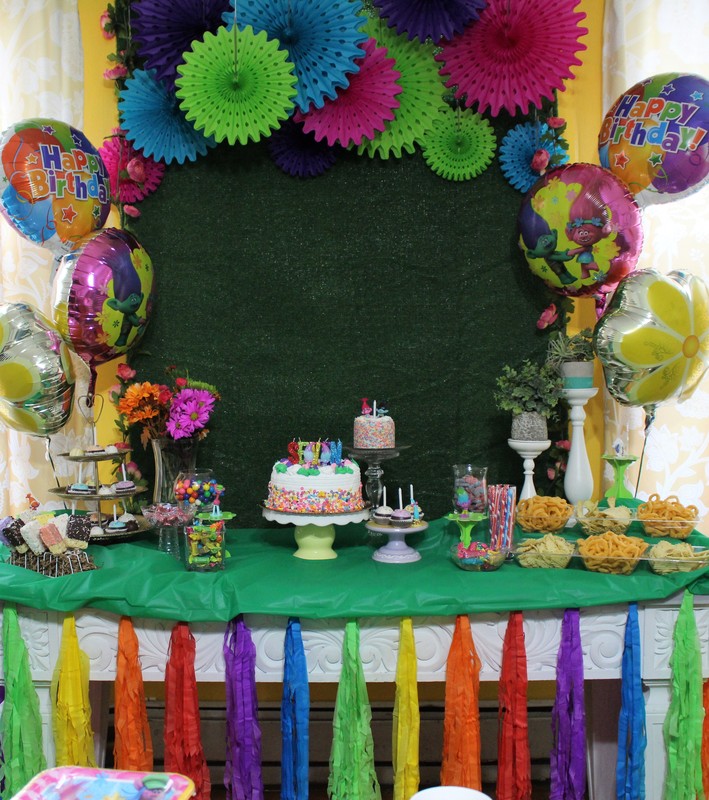 Naliya's 7th Birthday: Dreamworks Trolls Party - Tablescape #chicafashionblog