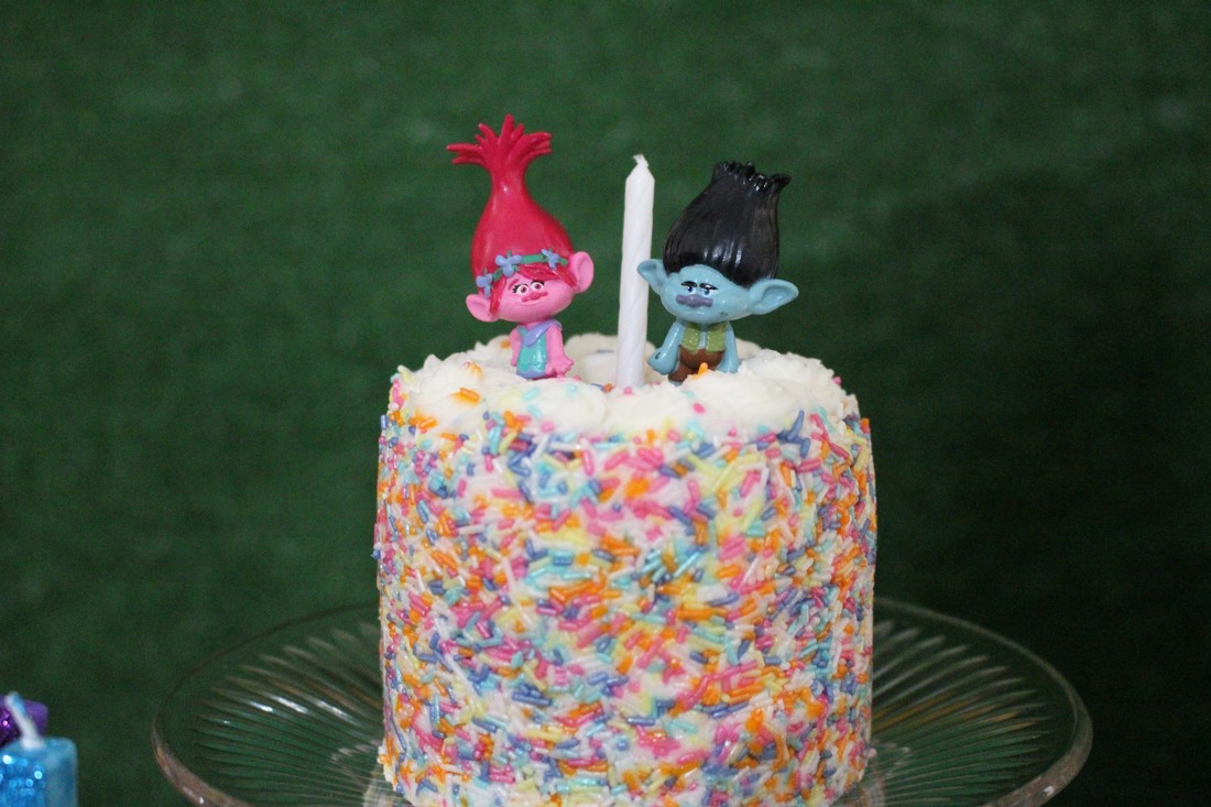 Naliya's 7th Birthday: Dreamworks Trolls Party - Petite Cake #chicafashionblog